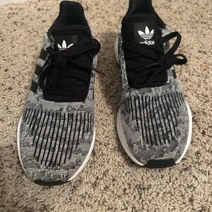 Adidas Black & White Mens size 8. Smoke free. Monochrome Knit Sneakers